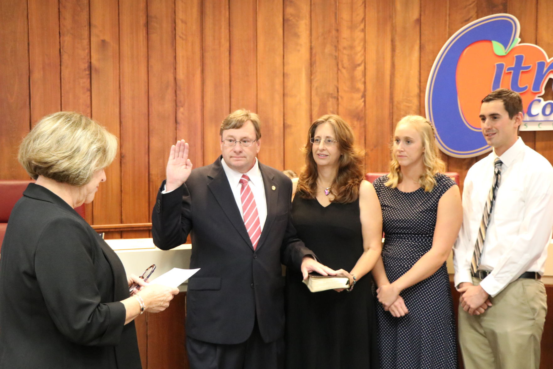 School Board swears in members, selects new chair